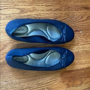 Cute navy blue ballerina flats.